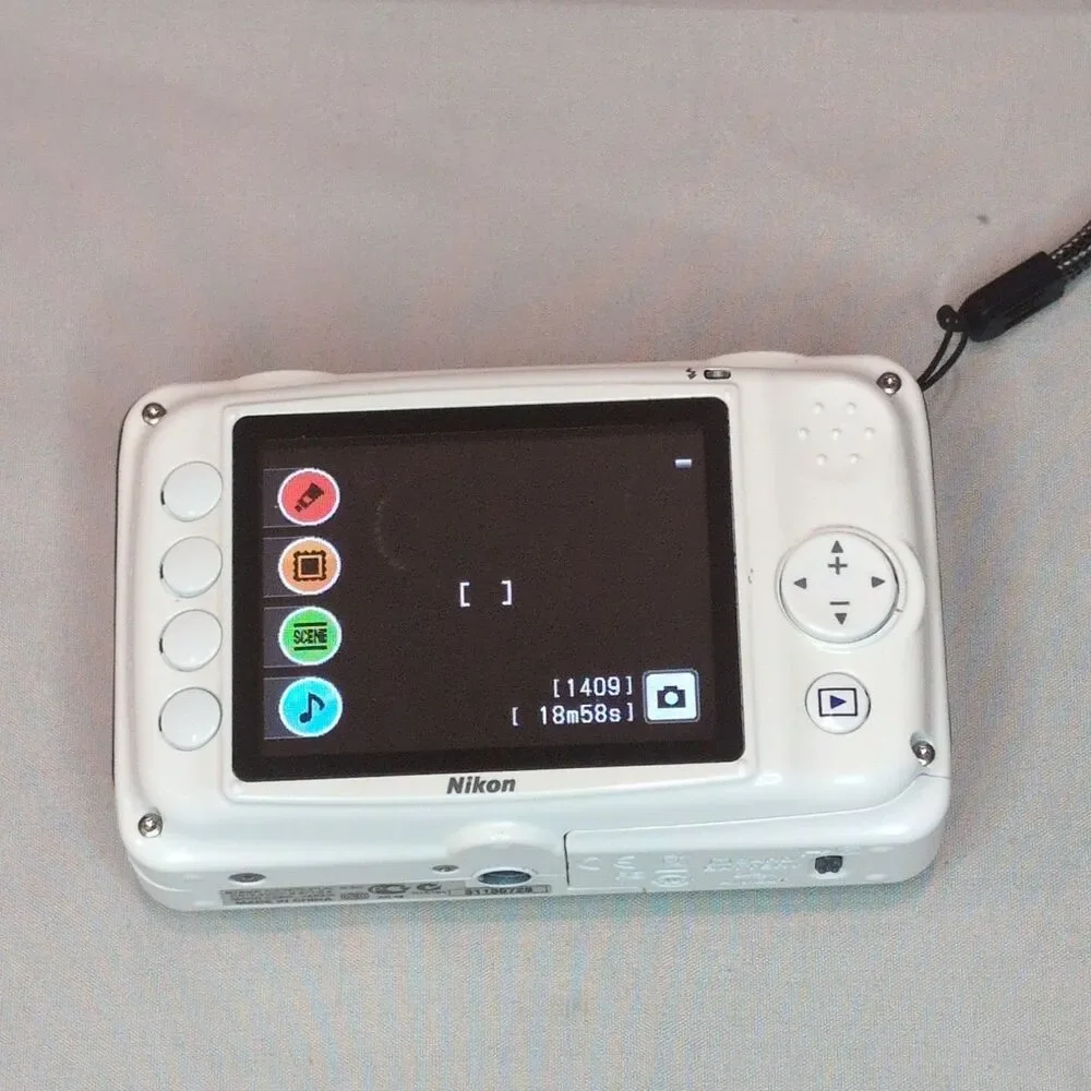 Nikon COOLPIX S30 10.1MP Digital Camera Waterproof White As Is Read